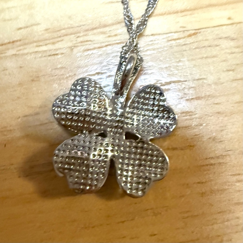 Chic Silver and Green Clover Pendant Necklace - Picture 6 of 11